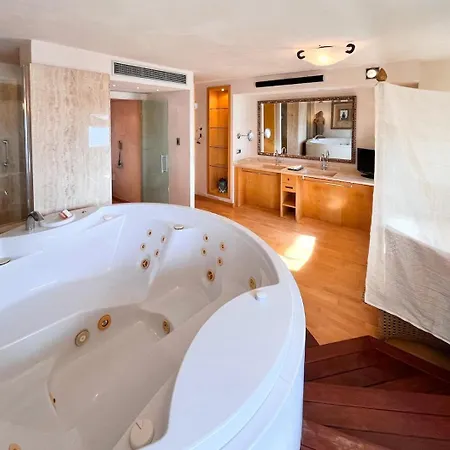 Luxury With Ocean Views شقة *