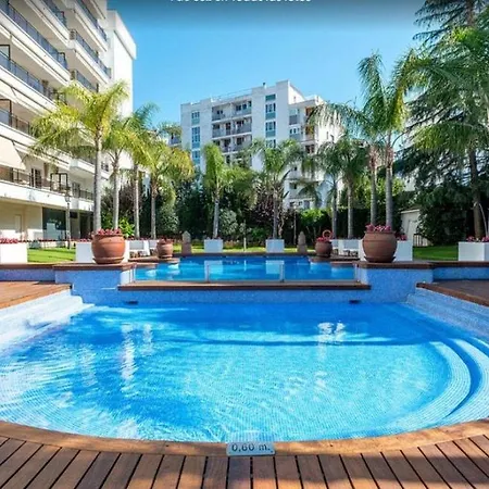 Luxury With Ocean Views شقة *